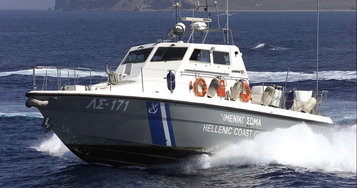 Ημιβύθιση μικρού φορτηγού σκάφους στη Σαλαμίνα – Επί ποδός το Λιμενικό